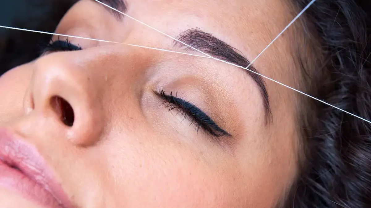 Threading – depilacja nitką brwi