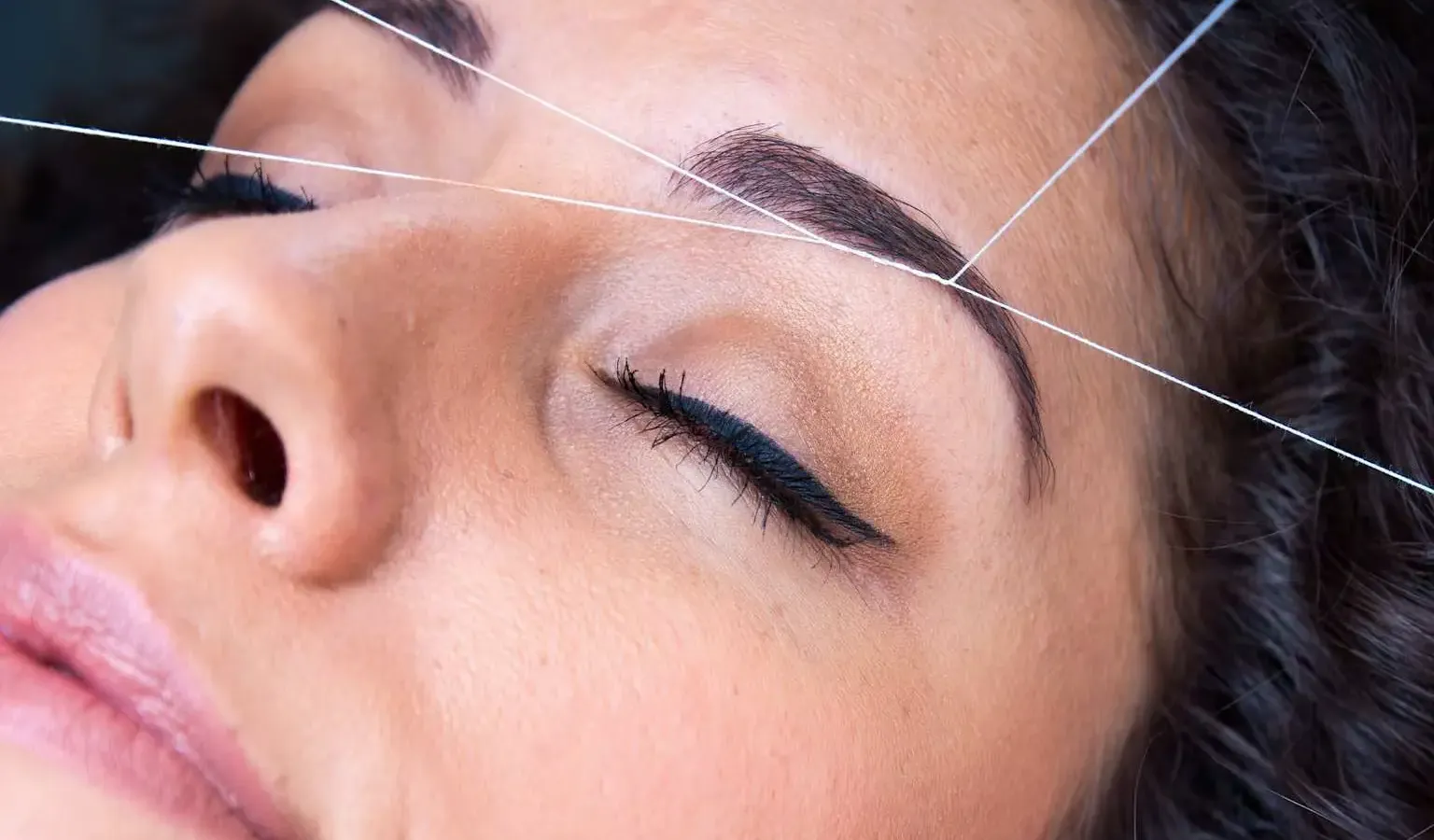 Threading czy woskowanie brwi? Porównujemy obie metody bez naciągania: gdzie nitka ma przewagę, kiedy wosk jest rozsądniejszym wyborem i czego spodziewać się przy pierwszej wizycie.